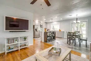 Oak House off Granbury Square - Image 2