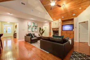 Chic & Modern Getaway Ranch-Lake Livingston View! - Image 2