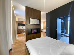 4A Luxurious Suite with Private Parking - Image 5