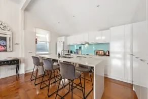 Luxe Inner-city Home With City Views! ~ Teneriffe - Image 4