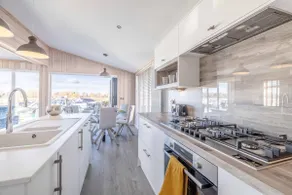 Stylish Lodge At Windsor Racecourse Marina - By Tempstay - Image 4