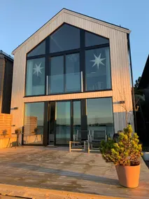 Lake house with a stunning sunset - Image 4