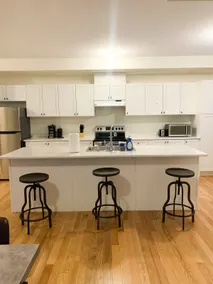 Spacious & Modern Townhome - Image 5
