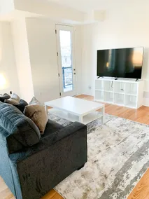 Spacious & Modern Townhome - Image 2