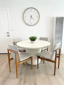 Luxe-Modern South Bay Studio - Image 5