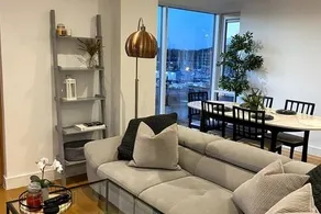 Stunning 2 Bed Chatham Docks Apartment - Image 2