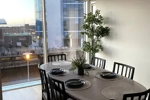 Stunning 2 Bed Chatham Docks Apartment - Image 3