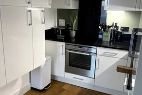 Stunning 2 Bed Chatham Docks Apartment - Image 5