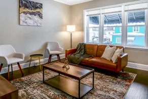 Cozy & Lux 2BD Near City + Airports - Image 2