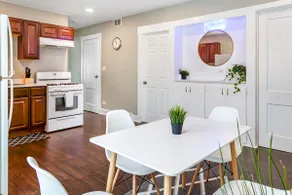 Cozy & Lux 2BD Near City + Airports - Image 3