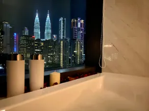 20:Exclusive 2BR Flat w/ Iconic Twin Towers View - Image 4