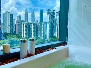 20:Exclusive 2BR Flat w/ Iconic Twin Towers View - Image 3