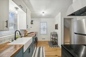 Clean & Chic 3br w/ King bed! Fenced yard & Garage - Image 3