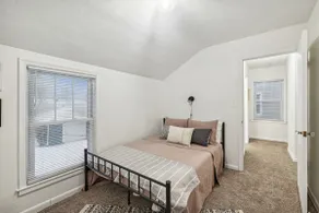 Clean & Chic 3br w/ King bed! Fenced yard & Garage - Image 5