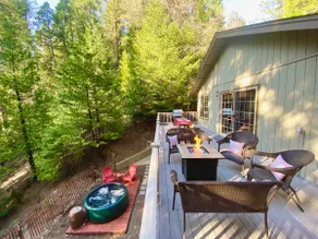 Private Treehouse Chalet, Pet-friendly, 2 Suites - Image 2