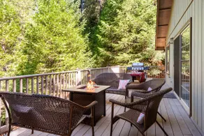 Private Treehouse Chalet, Pet-friendly, 2 Suites - Image 3