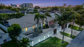 Lynoras Luxe Estate 3 bedroom 3 bath with Modern Design and Heated Pool - Image 5