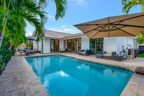 Lynoras Luxe Estate 3 bedroom 3 bath with Modern Design and Heated Pool - Image 5