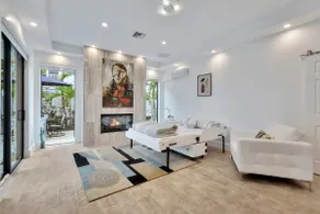 Lynoras Luxe Estate 3 bedroom 3 bath with Modern Design and Heated Pool - Image 4