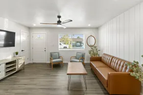 Modern Retreat Close To It All - Image 2