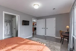 Roomy 4BR • Heart of Bluegrass - Image 2