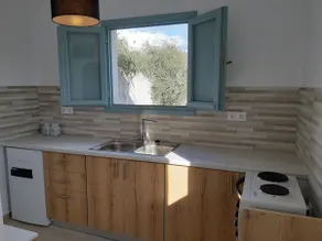 House in vineyard - Image 2