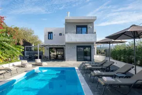 Newly Renovated Queen Bee Villa, with Private Pool & Ping-Pong table - Image 3