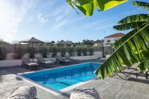 Newly Renovated Queen Bee Villa, with Private Pool & Ping-Pong table - Image 4
