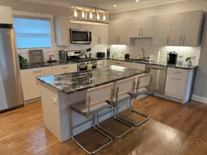 Treetop New Reno Sleeps 5 • Parking • Near Chicago - Image 3