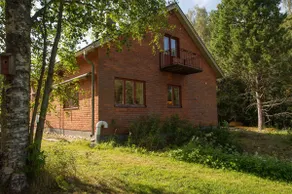 Large house overlooking the river - Image 4