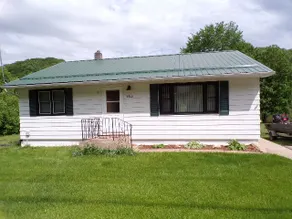 Pool 9 Guest House on Main Street, De Soto.  We welcome fishermen! - Image 2
