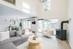 The Wolf of Warwick Luxury Modern 6 BR 4.5 BA - Image 3