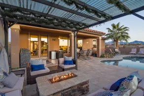 Spacious Summer Retreat with Sparkling Pool - Image 2