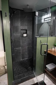 Studio near Downtown w Spa Shower, Snacks, Drinks! - Image 2