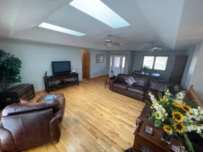 Harry's Hideaway - Image 2