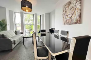 FREE PARKING - Cosy 2-BR Flat near Salford Royal - Image 5