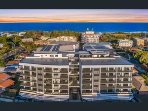 Modern Coastal Apartment - Walk to beach and shops - Image 4