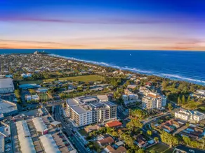 Modern Coastal Apartment - Walk to beach and shops - Image 5