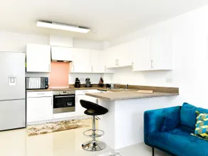 Sleek 1 Bed Apartment w Parking - Pass the Keys - Image 3