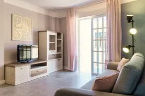 Miramar, Apartment with king-size bed and double bed - Image 4
