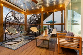 Luxury East Austin Stay, Loft Deck, 4 ensuite Bath - Image 3