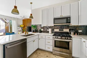 Luxury East Austin Stay, Loft Deck, 4 ensuite Bath - Image 4