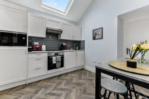 Beautifully Renovated Flat Ideal for Travellers - Image 4