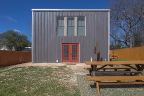 Gorgeous Guesthouse Near Amazing Downtown - Image 4