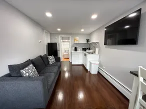 Costal Coziness: 1BR Retreat near beach. - Image 3