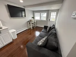 Costal Coziness: 1BR Retreat near beach. - Image 4