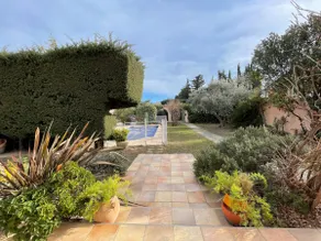 Single-story Mediterranean villa - Image 2
