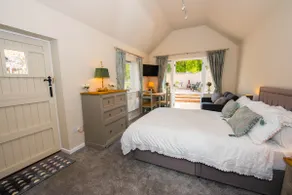 Peaceful countryside suite, patio & workspace - Image 4