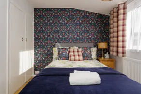 Blue Sparrow 4 bed House off road PARKING Pet friendly - Image 4