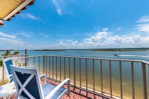 Beautiful Waterfront Sanctuary plus 2 free Kayaks & steps from the Beach - Image 3